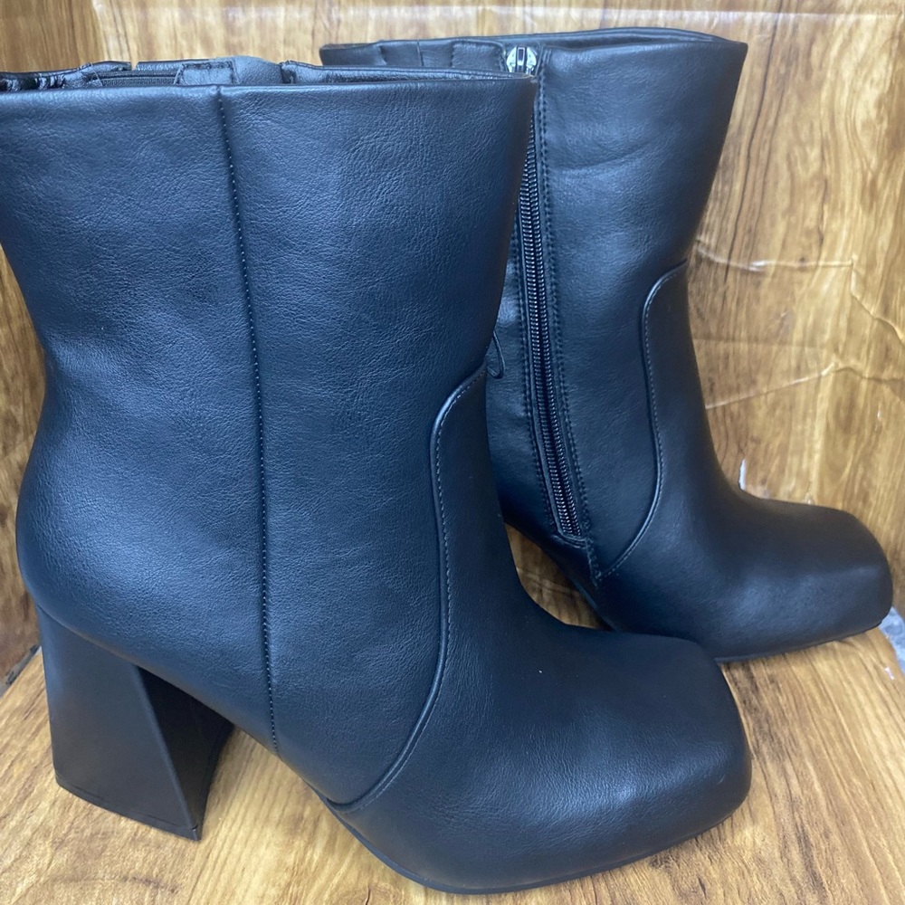 Square toe black boots 7.5 WW